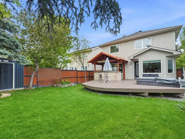 61 NW Millview Park SW, Calgary, AB T2Y 3Y3