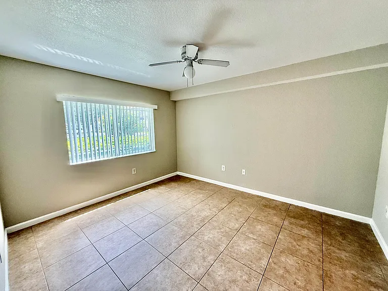 181 SW Palm Dr #103 — Photo 11