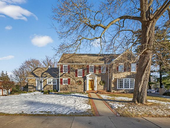 2nd image of 726 10th Ave SW