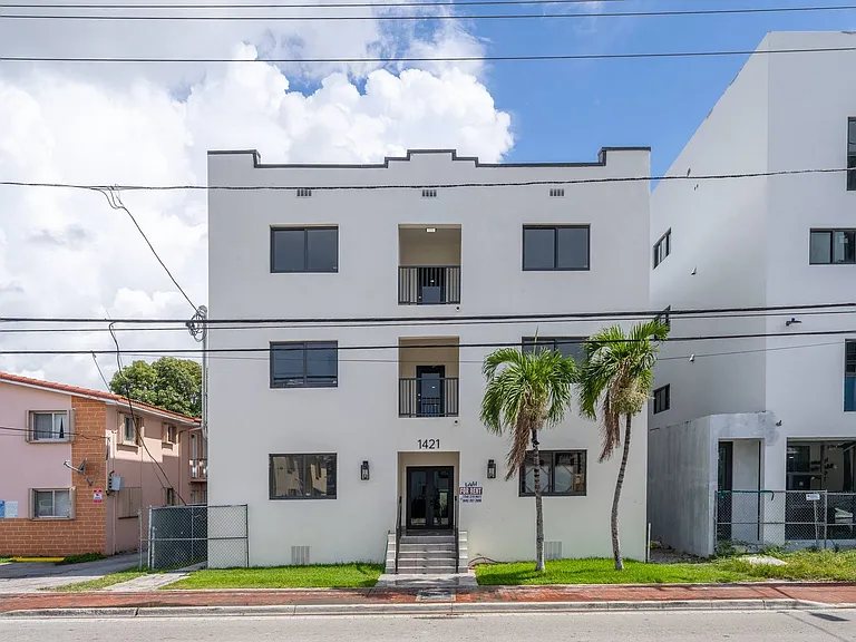 newly renovated in Little Havana! 1/1 $1,800/m & 2/1 $2,000/m, remodelados en Little Havana. — Photo 15