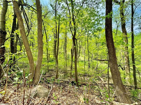 2580 Honeysuckle Rd, Bethlehem, PA 18015