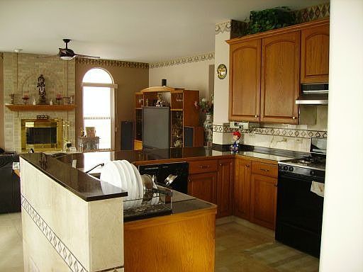 Large open Gourmet kitchen with breakfast area and wide bar counter