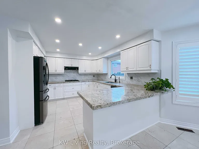 47 Waltham Cres — Photo 10