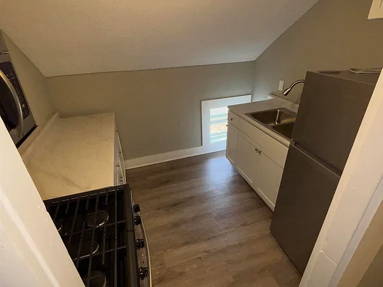 708 E Jefferson Blvd #B — Photo 2