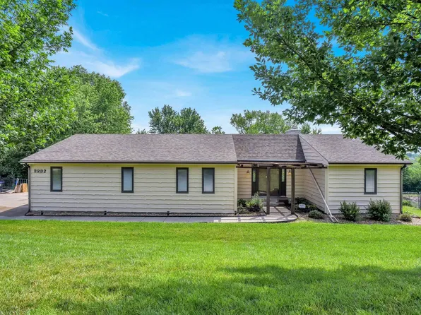 2232 SW Llandovery Ln, Topeka, KS 66614