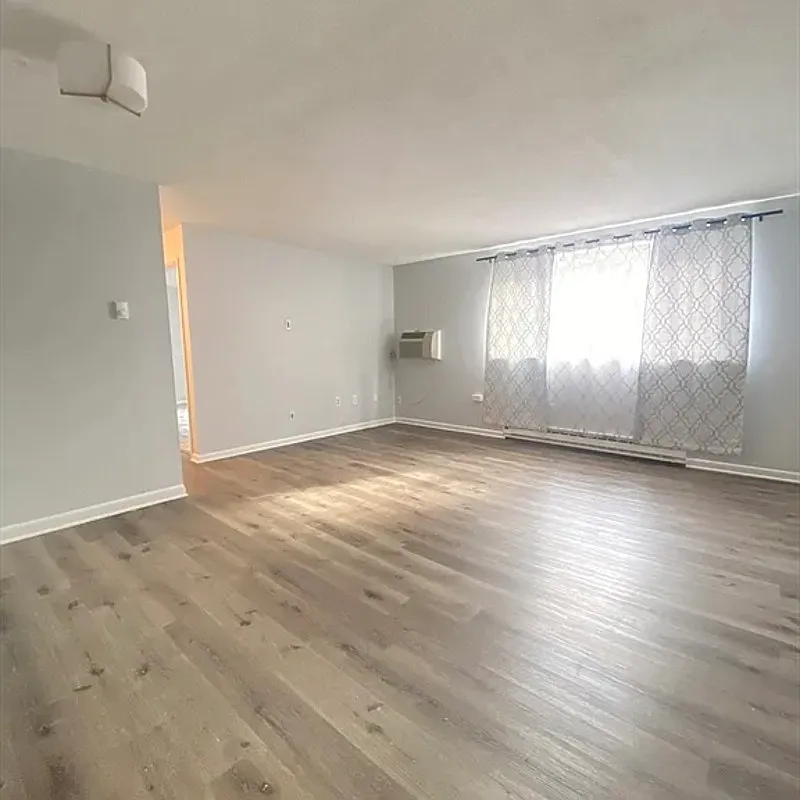 2 bed, 1.0 bath, 880 sqft, $1,880 — Photo 2