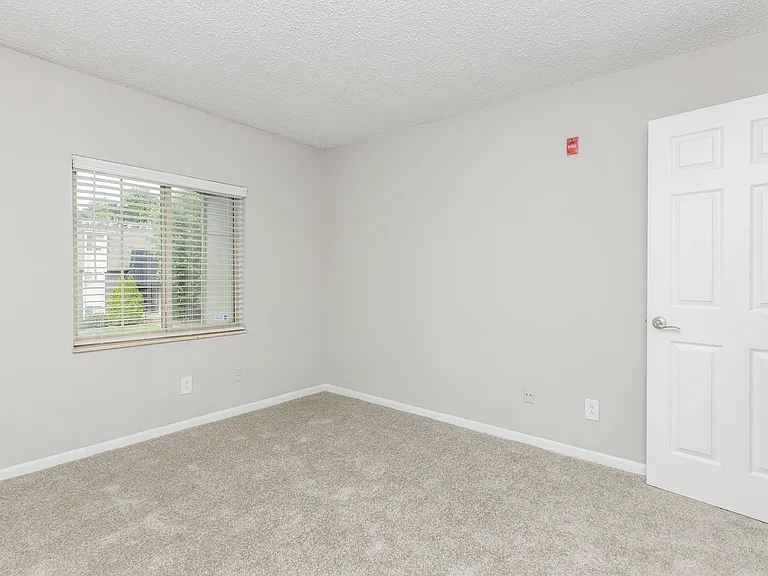 Kingston Pointe Apartments — Photo 16