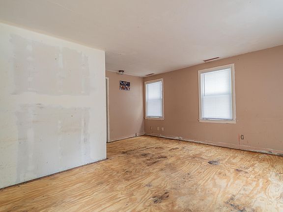 3rd image of 440 Cole Ct
