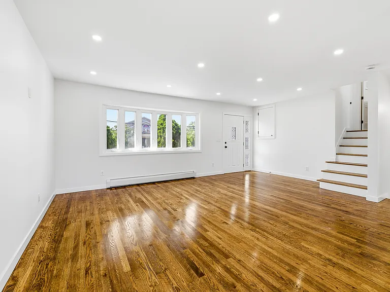 561 Woodbury Rd — Photo 7