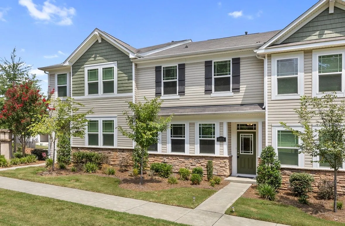 3 bed, 2.5 bath, 1641 sqft, $2,350 — Photo 2