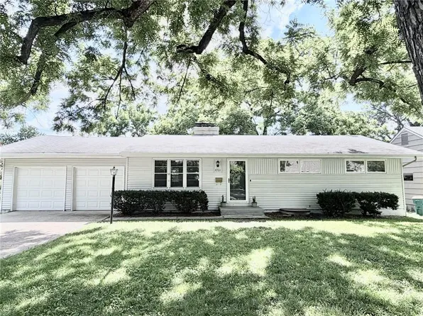 8701 Marty St, Overland Park, KS 66212