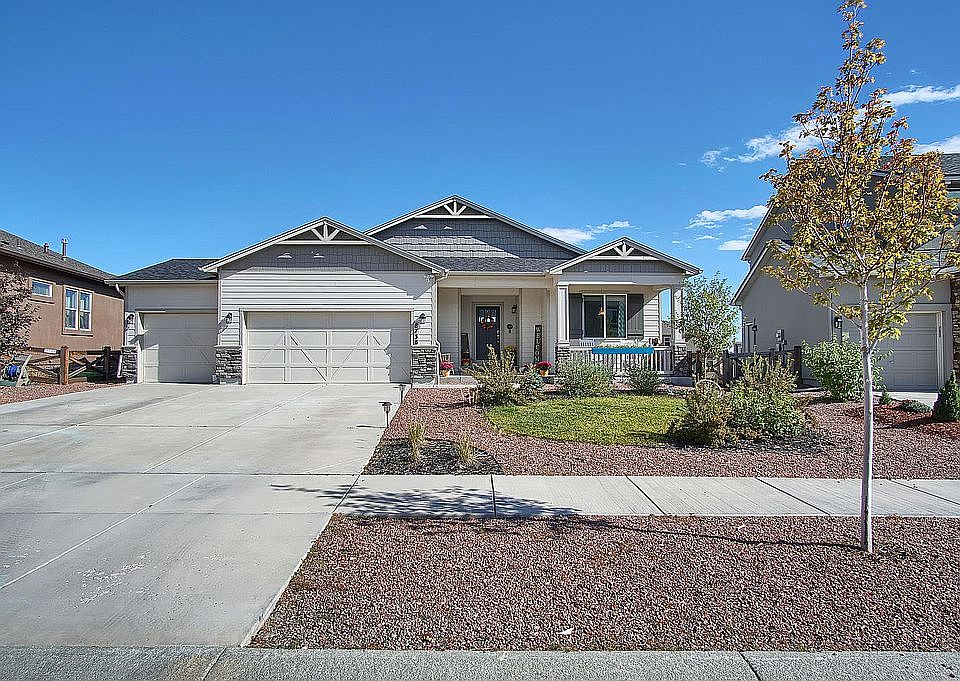 Ranch home w/ 3 car!