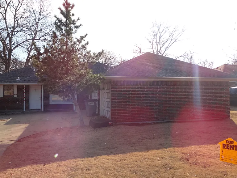 602 E Oak St — Photo 1