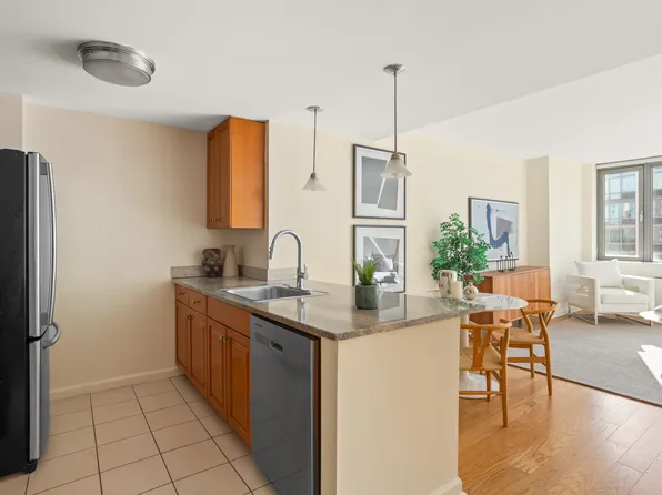 425 Main Street image 2 of 24