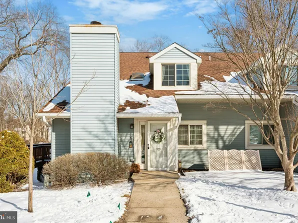 329 Green Meadow Ln, Horsham, PA 19044