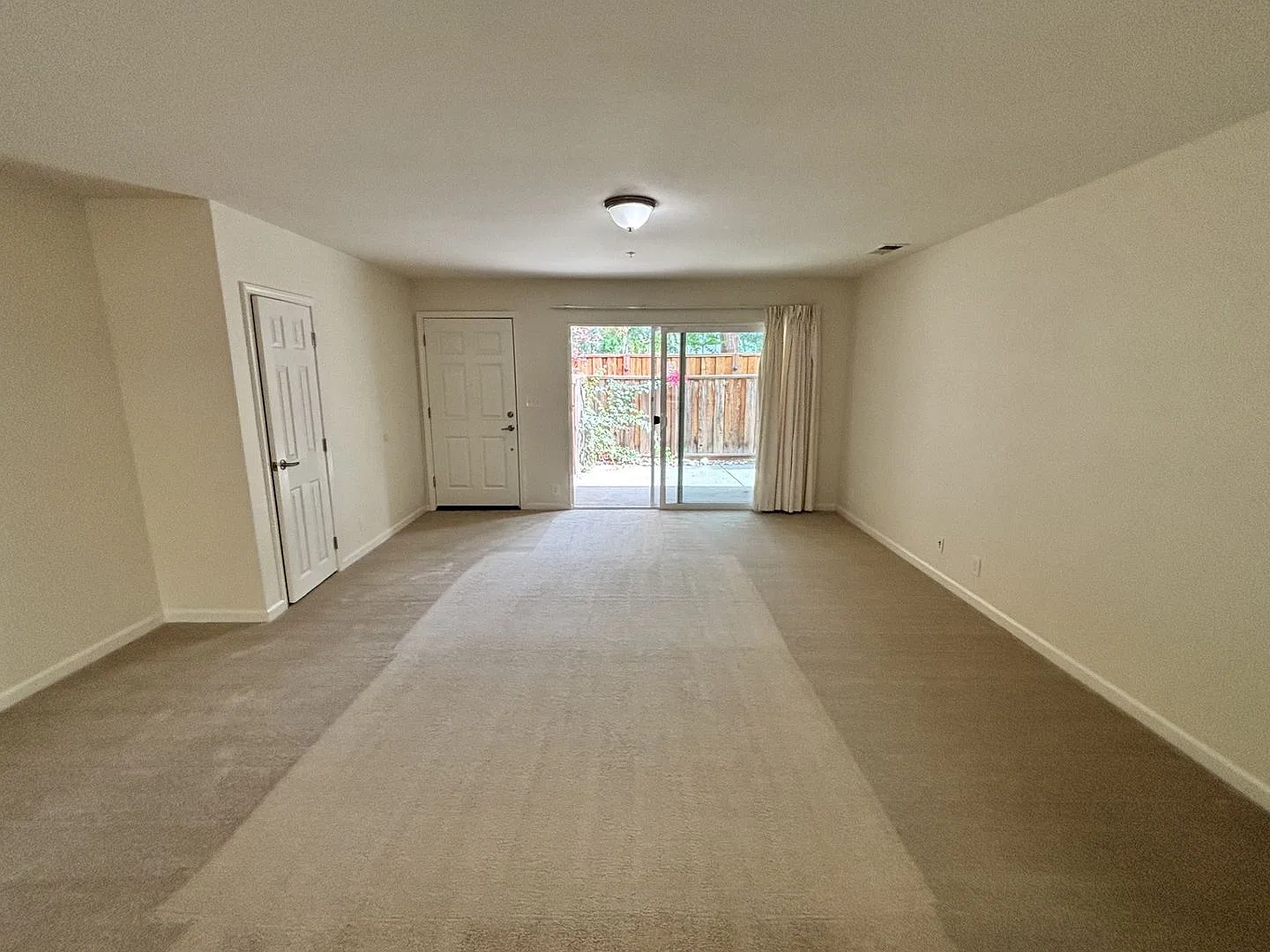 Spacious 2BD/2BA Apartment With Private fenced Yard and In-Unit Laundry in Palo Alto — Photo 4