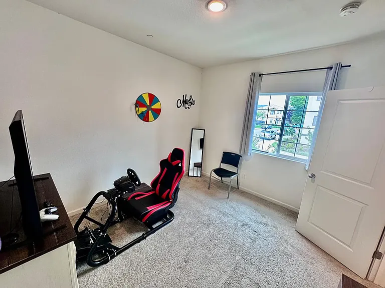 Down/Guest bed/office/gaming room