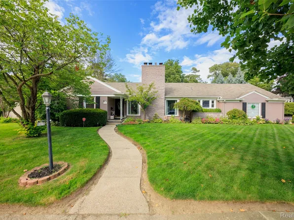 290 Stephens Rd, Grosse Pointe Farms, MI 48236