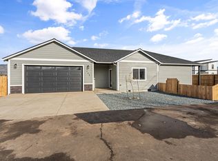 465 Arnos St, Talent, OR 97540