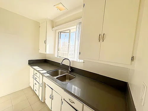 470 S Mariposa Ave #16 — Photo 5