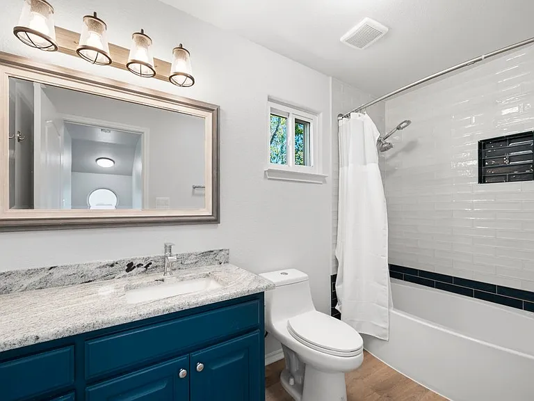 Upstairs full bath.