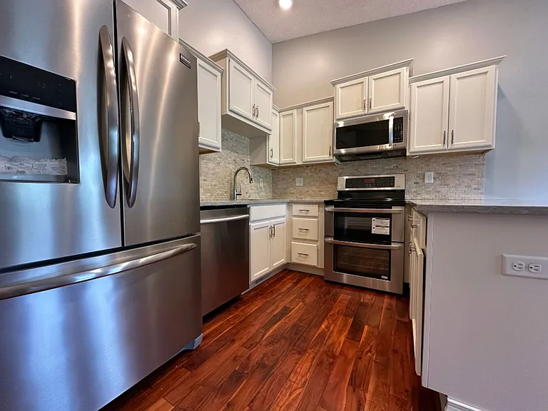 401 Park Creek Ct — Photo 7