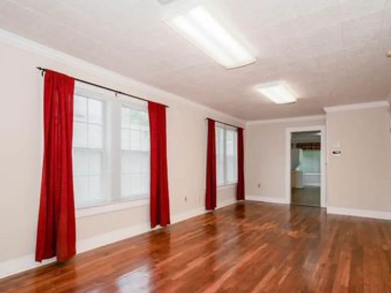 101 E Myrle Ave — Photo 4