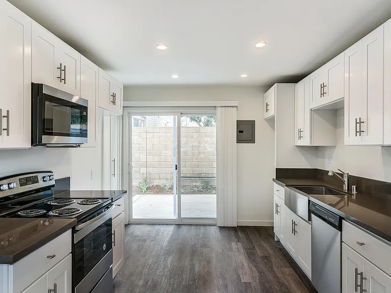 Plaza Townhomes — Photo 6