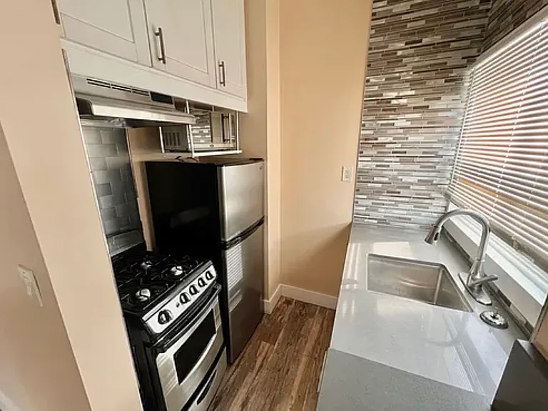 14 Westminster Ave #3 — Photo 3