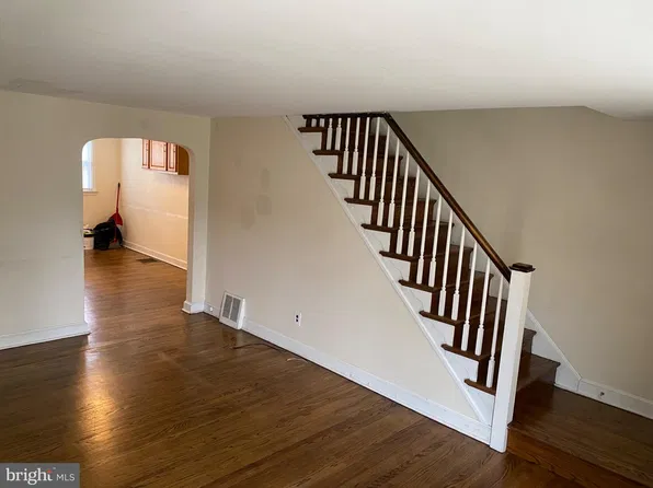 5211 Westbrook Dr, Clifton Heights, PA 19018