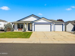 207 Sterling St, Moxee, WA 98936