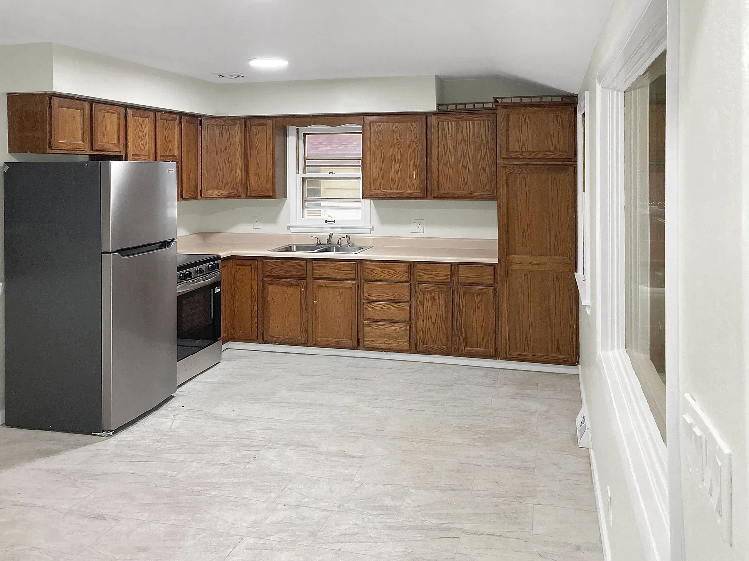 3 bed, 1.5 bath, 1018 sqft, $2,950 — Photo 3