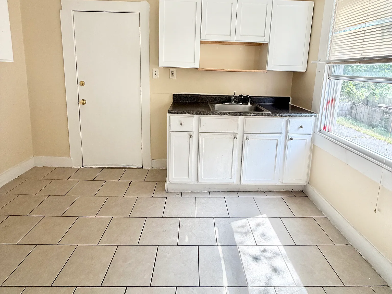 3 bed, 900 sqft, $1,600 — Photo 2