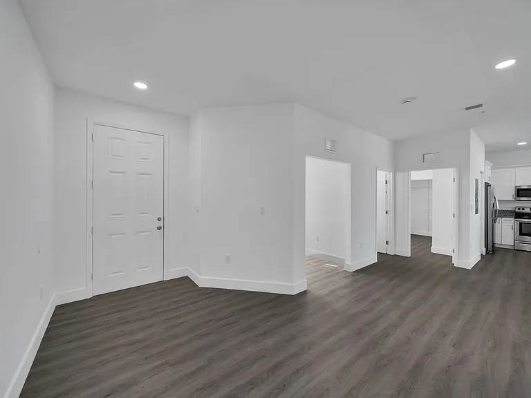 275 SW 4th St #220 — Photo 52
