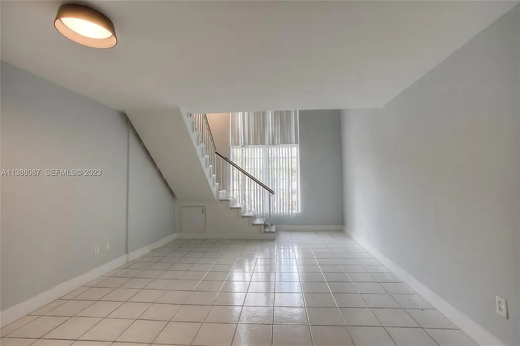 1 bed, 1.5 bath, 930 sqft, $1,850 — Photo 2