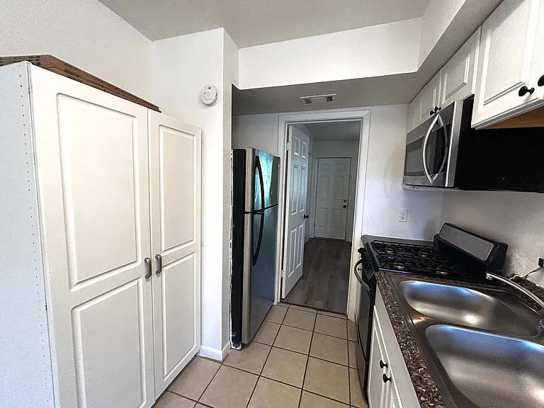 1010 W 23rd St #10 — Photo 8