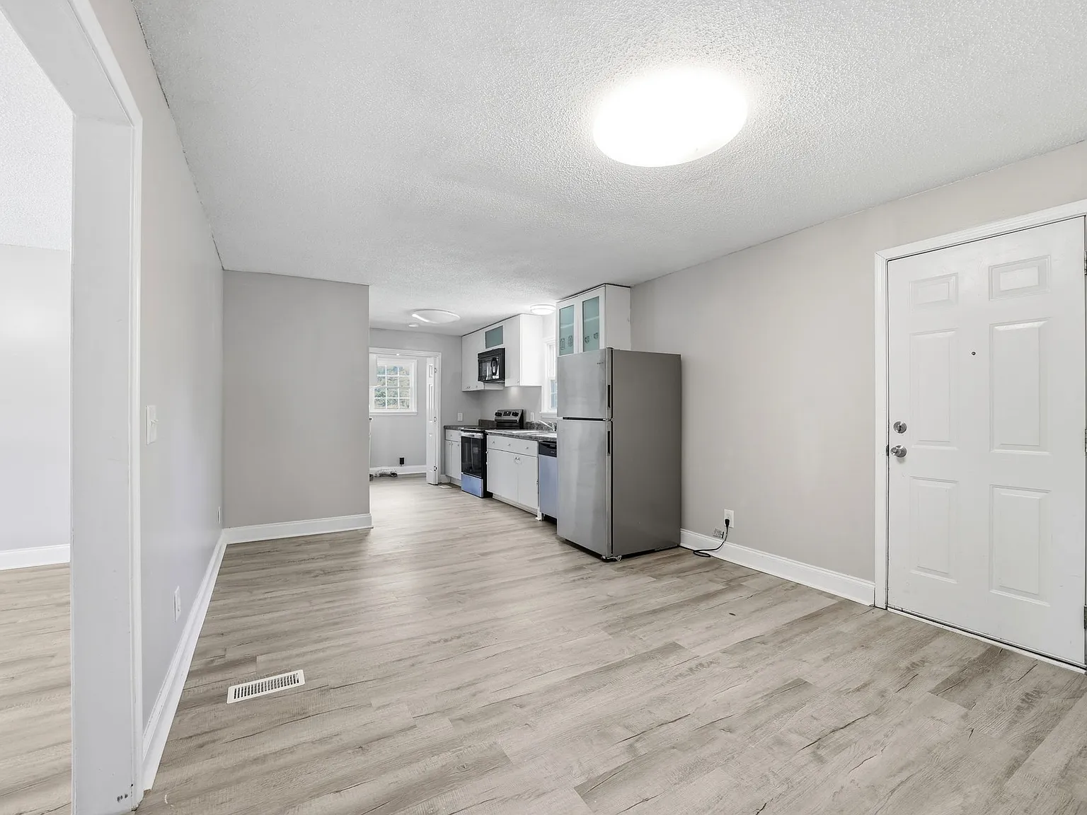 4 bed, 1400 sqft, $1,400 — Photo 4