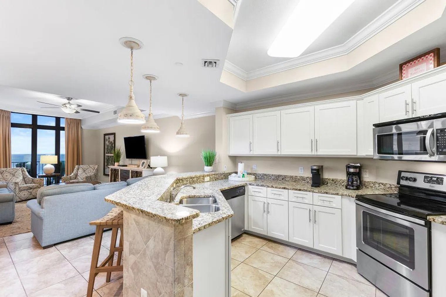 3 bed, 4.0 bath, 1948 sqft, $6,446 — Photo 4