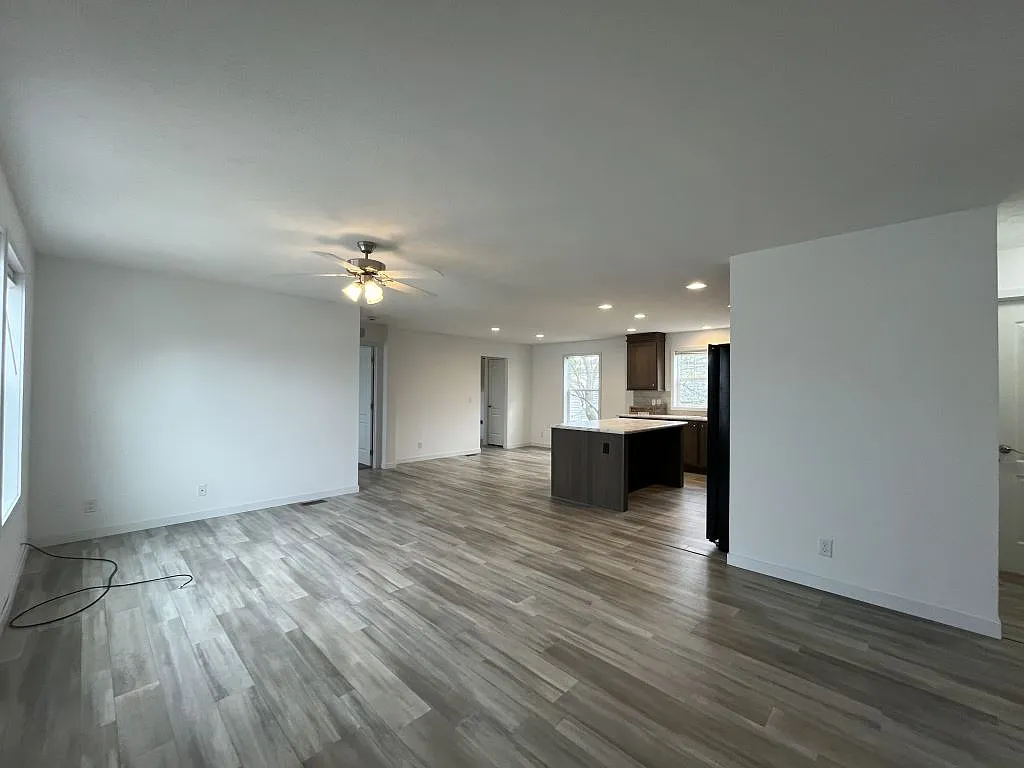 3 bed, 2.0 bath, 1296 sqft, $1,950 — Photo 4
