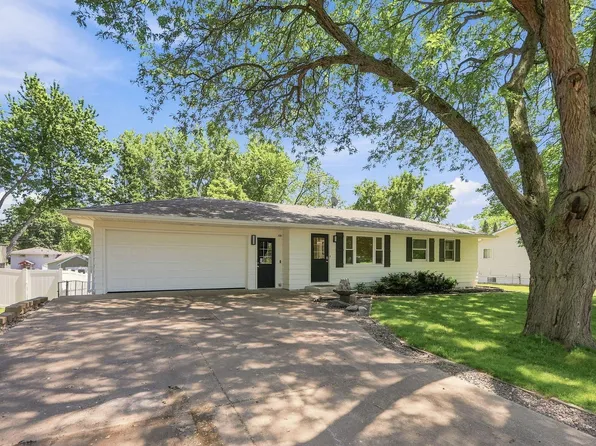 340 Ranchview Ln N, Plymouth, MN 55447