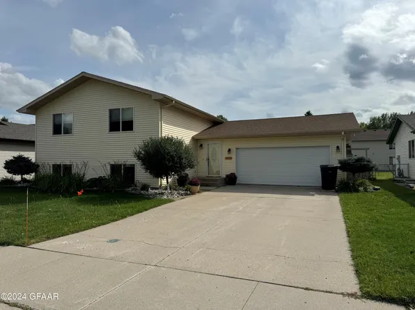 5155 7th Ave N, Grand Forks, ND 58203
