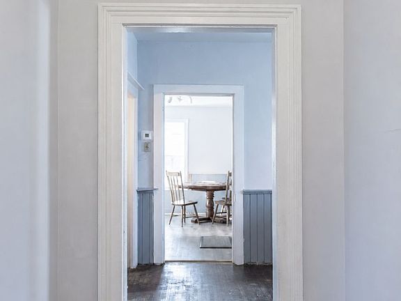 4th image of 37 Durham St W