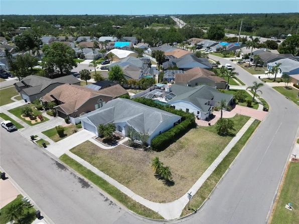 4033 Dover Dr E, Bradenton, FL 34203