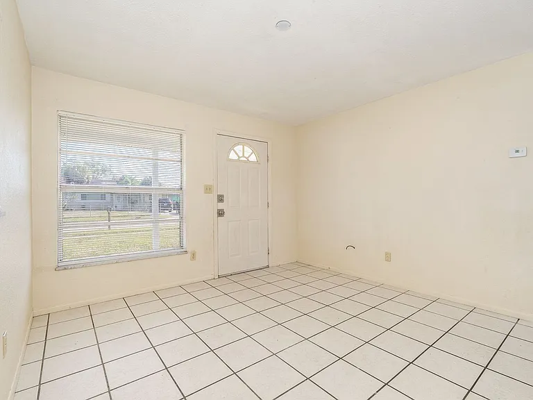 557 Cox St — Photo 3