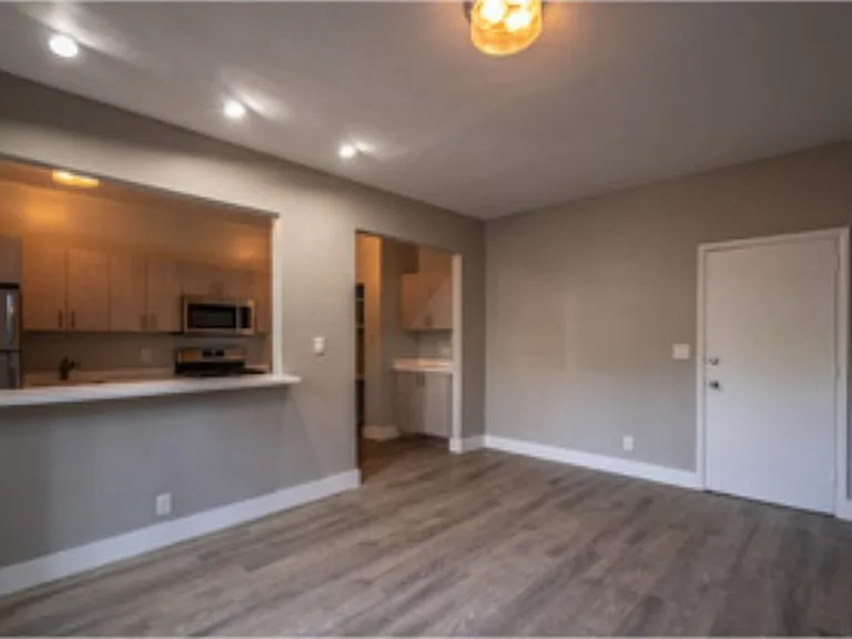 715 Michigan Ave #4 — Photo 2