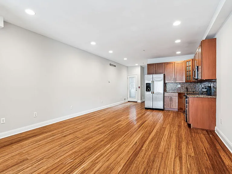 1633 Carpenter St #A — Photo 3