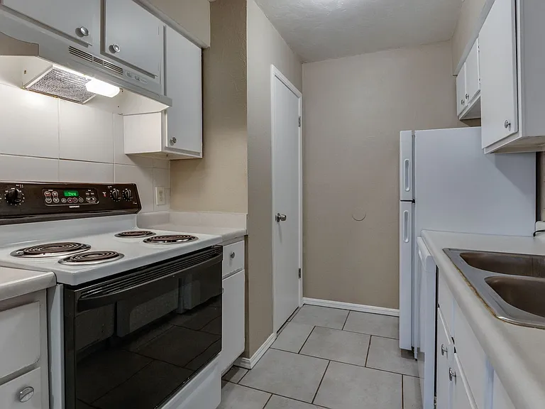 6026 Nw Expy #C — Photo 14