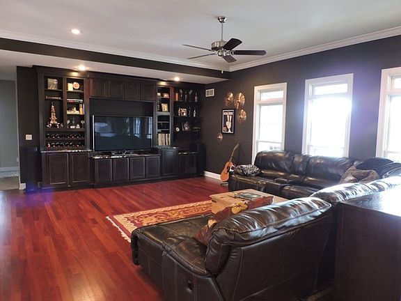 2nd image of 360 Kingsbury Dr