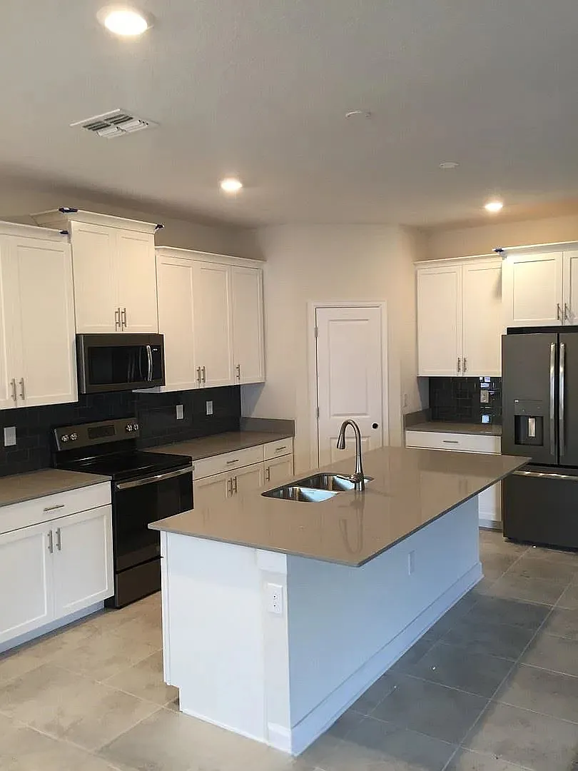 5 bed, 2455 sqft, $3,000 — Photo 2