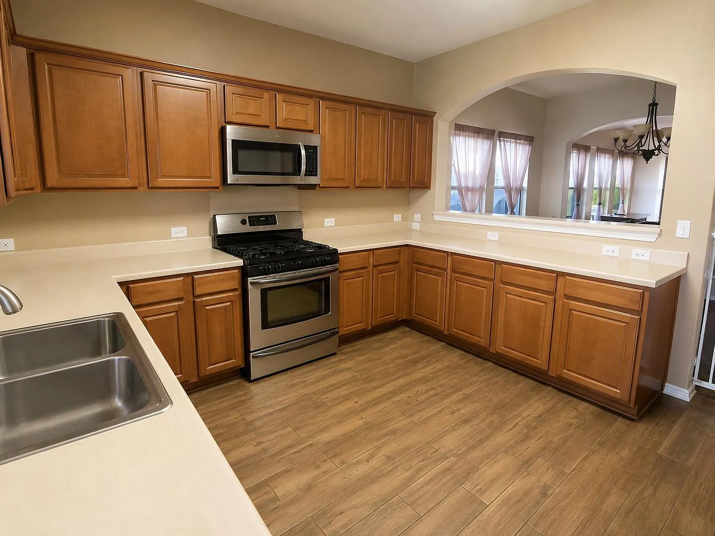 4 bed, 2.0 bath, 1766 sqft, $2,100 — Photo 3
